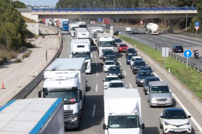 Retenció als tres carrils de l'AP-7 a Vilafranca del Penedès en sentit sud durant l'operació sortida del pont de l'1 de maig