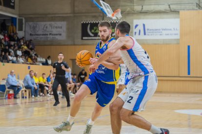 El jugador del CB Salou Adrià Aragonès en un duel del darrer partit contra el Melilla al pavelló Salou Centre.