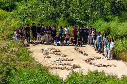 La obra efímera ‘Risc’, realizada por los alumnos en el cauce del Francolí