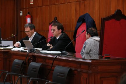 L'acusat d'un delicte de robatori amb violència en un establiment obert al públic i d'un altre de lesions.