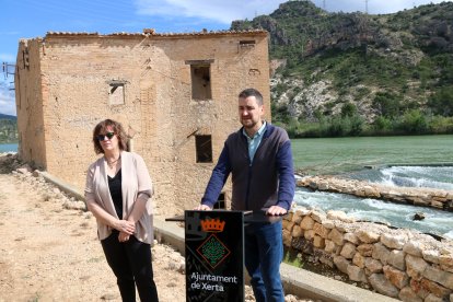 L'alcalde de Xerta, Roger Avinyó, i la secretària municipal davant del molí de l'Assut.