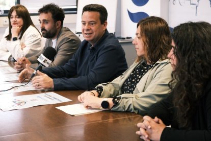 Parte del equipo de gobierno del Ayuntamiento de Cambrils, con el alcalde Oliver Klein en el medio, presentando el primer Plano Local de Vivienda.