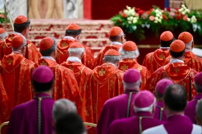Los cardenales asisten a una misa especial para la elección del Papa, antes del inicio del cónclave, en la Basílica de Sant Pere del Vaticà.