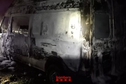 Imagen de la furgoneta calcinada.