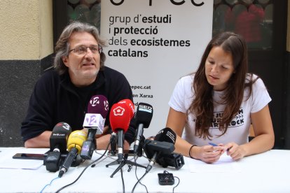 El president del Gepec, Xavier Jiménez, i la portaveu d'Aturem Hard Rock, Anna Recasens, durant la roda de premsa a Reus.