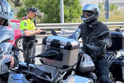 Imagen de un control de Mossos a motoristas en la N-340 en el Vendrell.