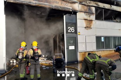 Els Bombers treballant en les tasques d'extinció de l'incendi a l'empresa Cleanwater Pool de Vilanova i la Geltrú
