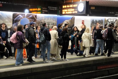 La vía 1 de la estación de paseo de Gracia, llena de gente esperando los trenes.