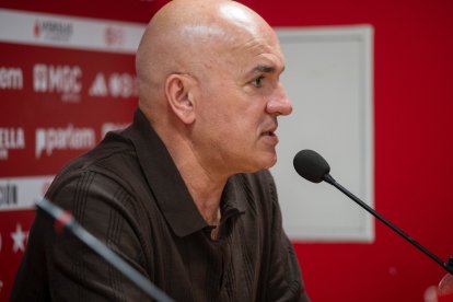 El técnico del Nàstic Luis César durante su presentación.