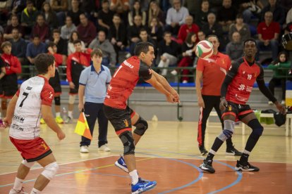 El jugador Elio Carrodeguas, durant un partit d’aquest curs amb el CV Sant Pere i Sant Pau.