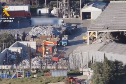 Captura de imagen del vídeo grabado por la Guardia Civil a raíz de la operación para desarticular un grupo criminal que trabajo contrabando de basura de Italia.