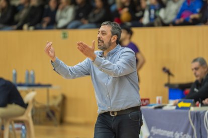 El tècnic de l’OCA Global CB Salou donant indicacions durant un partit d’aquesta temporada.