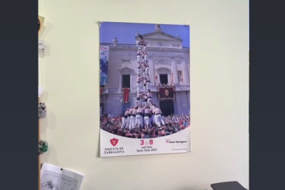 Imagen de un póster de los Xiquets de Tarragona en una oficina rusa en Vladivostok.