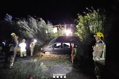 Imagen del vehículo volcado en la C-12.