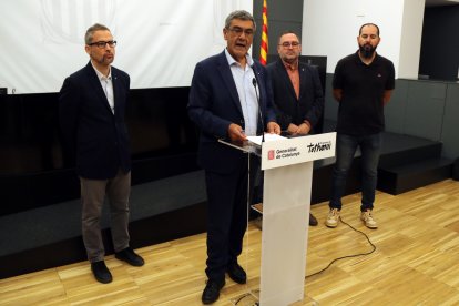 El delegado del Gobierno en las Terres de l'Ebre, Castor Gonell, comparece en Tortosa acompañado de varios directores territoriales.