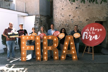 Representantes del Ayuntamiento, el tejido comercial y las entidades participantes en la presentación de la feria.