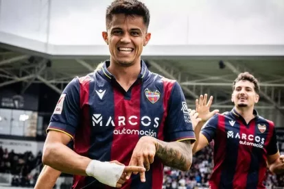 Roger Brugué celebrando un gol