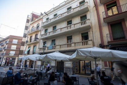 El número 13 de la calle Lleida es un edificio con cien años de antigüedad, que ha sido objeto de diferentes reformas para mantenerlo en condiciones.