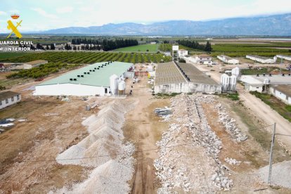Vista aèria de l'explotació ramadera de Tortosa on s'han localitzat unes 25 tones de fibrociment amb amiant.