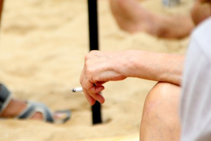 Una dona subjecta un cigarro.