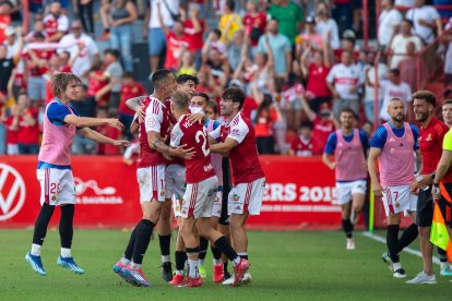 El davanter Pablo Fernández celebrant el seu gol amb els seus companys.