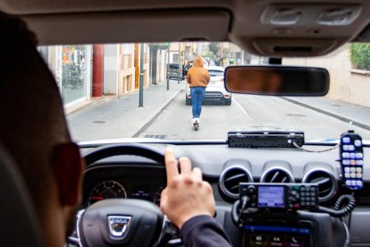 Imatge des de l'interior d'un cotxe patrulla de la GUT on es veu un usuari de VMP sense casc.