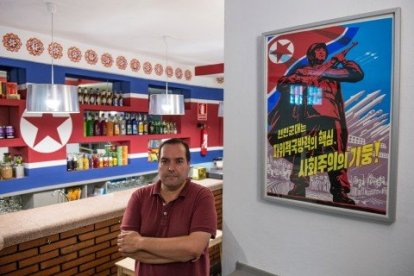Imatge d'Alejandro Cao de Benós al Pyongyang Café de Tarragona.