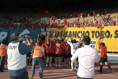 Els jugadors del Nàstic celebren amb els aficionats desplaçats fins a Jerez de la Frontera l'ascens a Primera divisió.