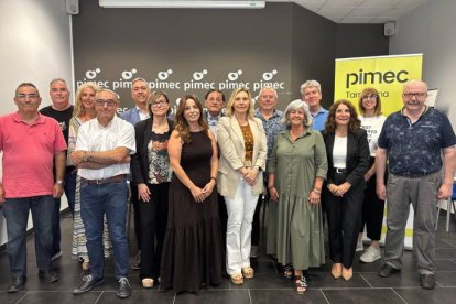Fotografia de família amb la nova presidenta, Estefania García.