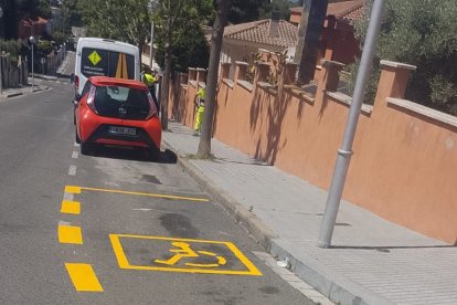 Imatge d'una de les noves places reservades per a persones amb mobilitat reduïda
