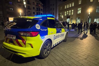 Imatge d'un cotxe de la GUT en un acte a la plaça Corsini.