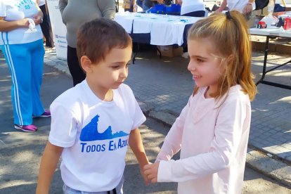 Imagen de dos niños en un acto de Todos en Azul.