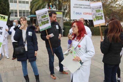 Imagen de archivo de un grupo de enfermeros protestando delante del Hospital Joan XXIII en diciembre del 2023.