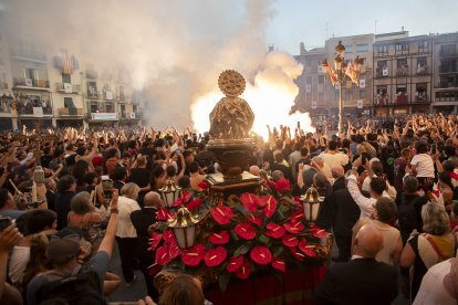 El bust de Sant Pere, contemplant com esclata la darrera Tronada en el seu honor.