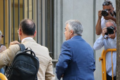El exsecretario de Organización del PSOE, Santos Cerdán, y su abogado, Benet Salellas, en la entrada en el Tribunal Supremo.