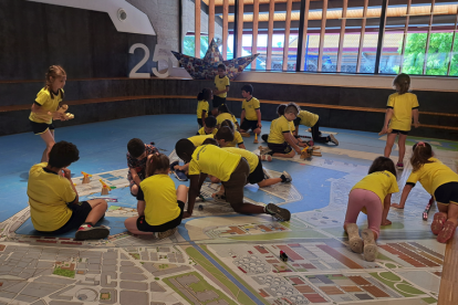 Diversos nens gaudint d'una activitat al Museu del Port.