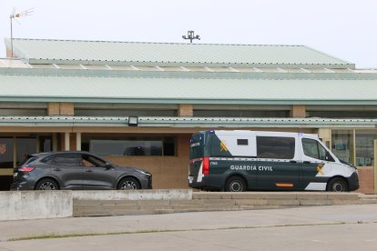 Dos cotxes policials ingressen Santos Cerdán a la presó de Soto del Real.