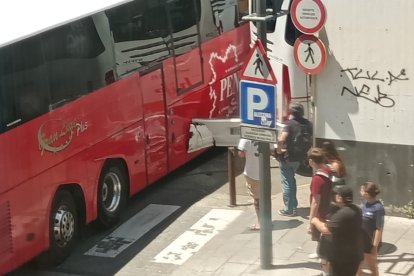 Imatge de l'autobus accidentat a Tarragona.