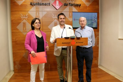 La concejala Maria Jesús Viña, el alcalde Jordi Jordan, y el concejal Francesc Vallespí, en rueda de prensa en el Ayuntamiento de Tortosa.