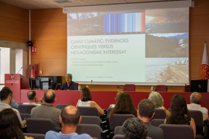 La profesora de la URV, Manola Brunet, en la lección realizada en el Aula Magna de la Facultad de Turismo y Geografía.