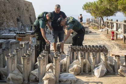 Diversos agents de la Guàrdia Civil inspeccionen la zona de la pirotècnia cada dia abans i després del concurs.