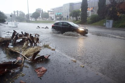 Inundacions i rames caigudes a Vidal i Barraquer durant la tempesta.