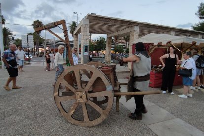 El mercado medieval abrirá hoy de las 17 h hasta a medianoche y mañana y pasado de las 11 h también hasta las 00 h.