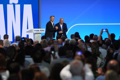 El líder del PP, Alberto Núñez Feijóo, i el pròxim secretari general dels populars, Miguel Tellado, aquest dissabte al congrés del partit a Madrid