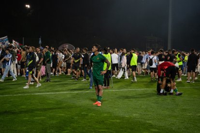 Joan Oriol, el capitán del Nàstic, en el césped de Zubieta después de la dolorosa derrota, completamente solo.