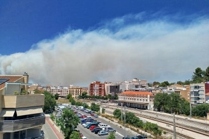 El fum de l'incendi del Baix Ebre ha arribat a Tortosa.