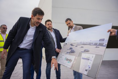 L’alcalde, Rubén Viñuales (centre), i el conseller Nacho García Latorre (dreta) en una visita a les obres del Family Parc del passat febrer.
