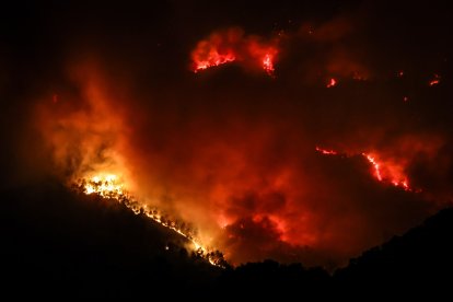 Les llamas que queman al incendio de Paüls en la zona del Parque Natural de los Puertos.