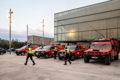 Agentes del UME en el Centro de Mando Avanzado situado en Tortosa.