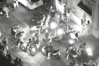 Imatge captada pel dron de la GUT on es veu un grup de motocicletes, on algunes porten la matrícula oculta.